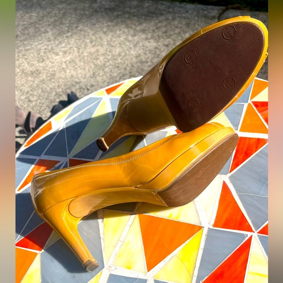 NWOT STUART WEITZMAN For Russell & Bromley Patent Platform Pumps Nude/Tan/Mustd - Picture 5 of 7